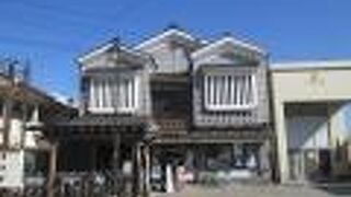 蔵造りの様な凝ったデザインの建物です。