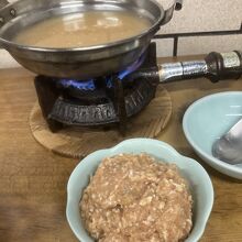 年季の入ったガス台、鍋は金属で熱いので絶対触れないように