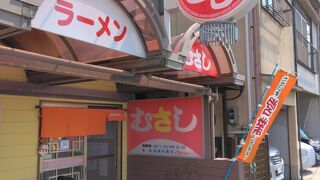 地元の方で賑わうラーメン店