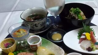 中庭が眺められる和室で点心膳ランチ