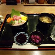 北海道で捕れた魚を用いての海鮮丼！1,000円で召し上がれ！