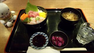 北海道で捕れた魚を用いての海鮮丼！1,000円で召し上がれ！