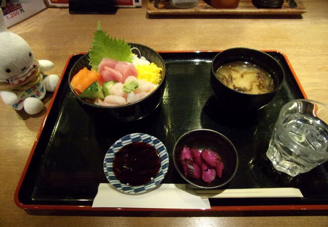 北海道で捕れた魚を用いての海鮮丼！1,000円で召し上がれ！