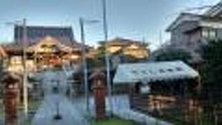 夕陽に映える木造建築がたいへん美しいでした。