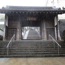 雨の中の古いお寺は風情あり