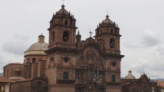 クスコの中心にあるアルマス広場に面していて、インカ帝国時代の神殿の跡に建てられた教会