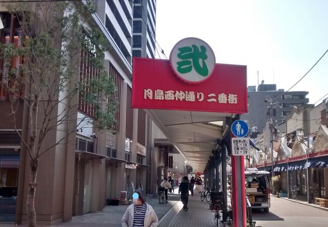 下町っぽい雰囲気を保ちながらモダン化した商店街は、東京の現代の顔の一面