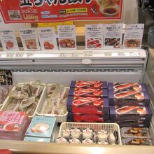 冷凍の肉や洋菓子を販売