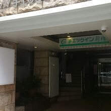 新橋駅前の繁華街にあるので立地は良いです。