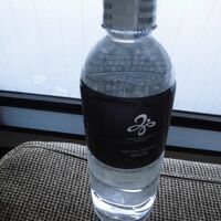 毎日提供される水のペットボトル