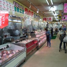 間口が広い精肉店