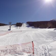 ホテルの前はスキー場。