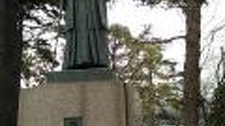 初代千葉県知事の銅像など県庁らしい見どころもあり