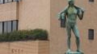 駅から琵琶湖方面を見やると中央分離帯の上にいます