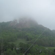 霧でよく見えない昭和新山。