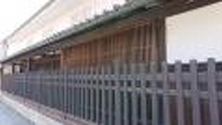 部屋ごとに設置された格子窓