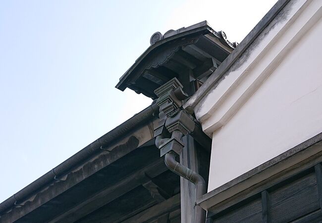 有松の、卯建(うだつ)が立派な邸宅