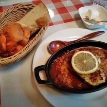 本日のランチ(1300円・税込)でメインにはお魚をチョイス