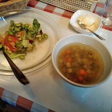 ランチのサラダやスープは豆や野菜など具だくさんでヘルシー