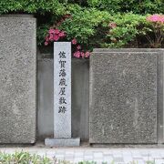 水晶橋を南から北へ向かって渡り、裁判所の敷地の南西側に石碑