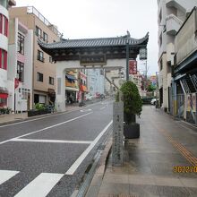 唐人屋敷はこの門のまだ先です