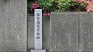 水晶橋を南から北へ向かって渡り、裁判所の敷地の南西側に石碑