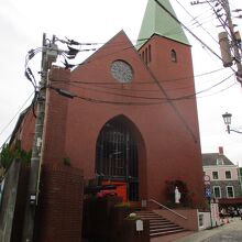 赤レンガの近代的な教会