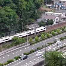 部屋からは国道10号線と日豊本線が見える