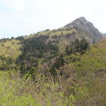 瓶ヶ森山を真近に