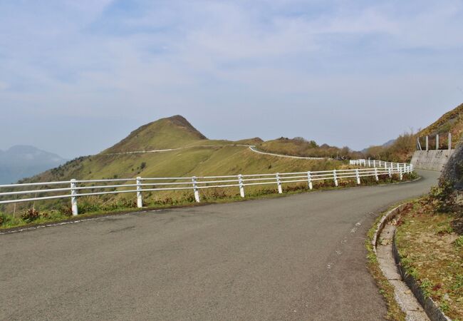 面白い形の山を眺めながら走る　天空の舗装林道