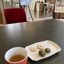 チェックイン時のお茶とお菓子。