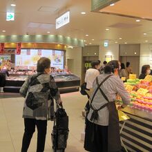 地下食品街は活気あります