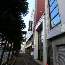 入口に置いてある社長さんの人形が目印