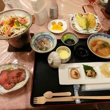 夕食。訪問時はセットメニューでした。