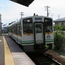 １両のディーゼルカー（七日町駅）