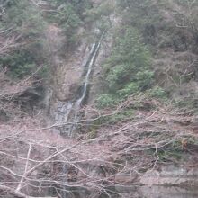 雌滝は遊歩道からかなり下って眺める必要があります。