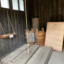 昔のトイレ。使用前、使用済の棒の使い方が不思議。