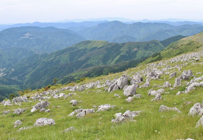 四国カルストで最も景観が素晴らしい　石灰岩が左右に広がる「天空の道」を疾走