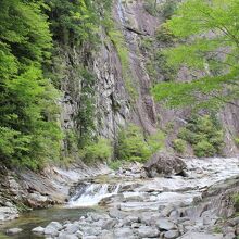 「亀腹」と呼ばれる垂直に切り立った巨大な岩壁