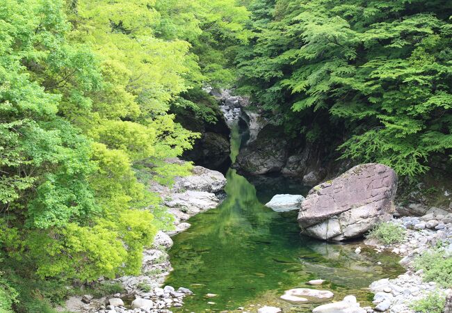 透明度の高い川が織りなす渓谷美