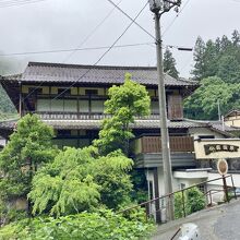 木造三階建ての本館の外観