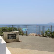 灯台のたもとに「四国最西端」の標識あり