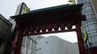 商店が空いているときは見ることができない歌舞伎絵ストリート