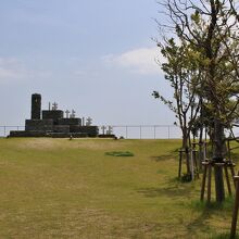 芝生広場にある「はなはな」のモニュメント