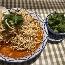 カオソーイと別注文のパクチー
