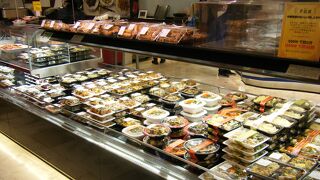 お弁当もお総菜も種類が多い