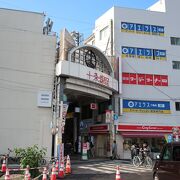 元気な惣菜店が並ぶ