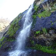 海沿いの断崖から落ちる滝 （垂水の滝） 