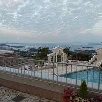 プールの向こうは佐世保市街