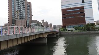 堂島川にかかる、なにわ筋の橋